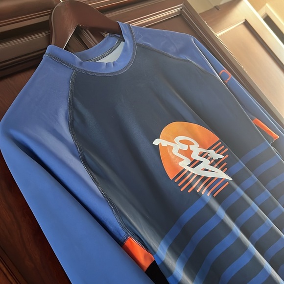 New Da Hui Cove Blue LS Rashguard was born in Hawaii by a group of surfers 🏄‍♂️ - Picture 5 of 9